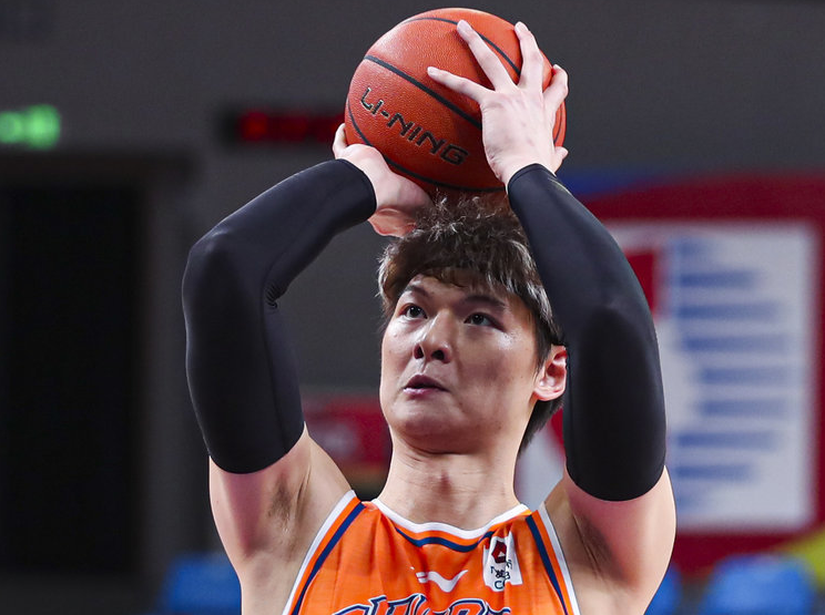 斗球体育直播-上海13战12胜：超广东升联赛第二 王哲林梦游仍大胜剑指冲冠