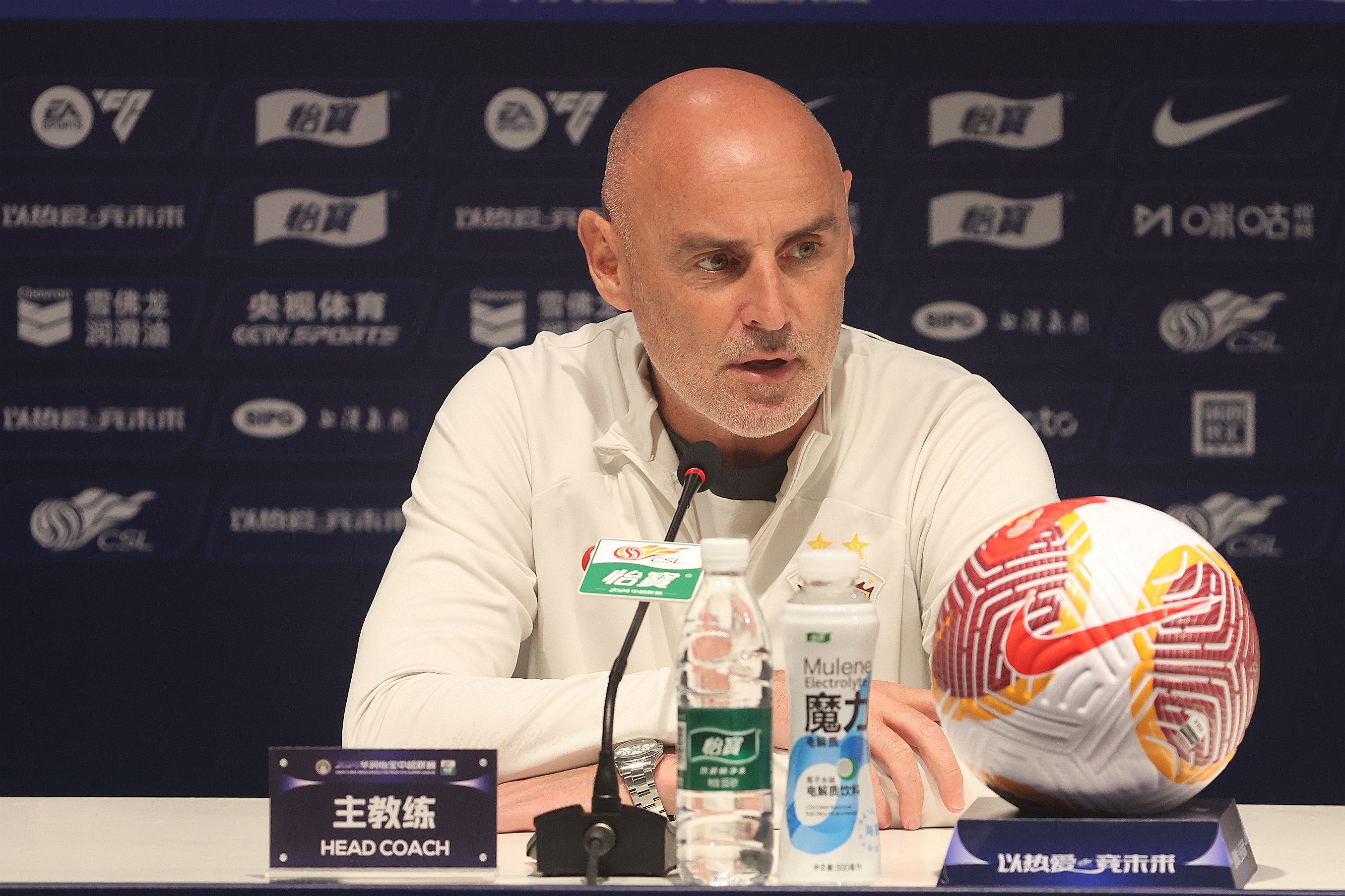 斗球直播在线观看-跟队谈海港首轮输球：问题源于人员结构，前场没有能拿住球的核心