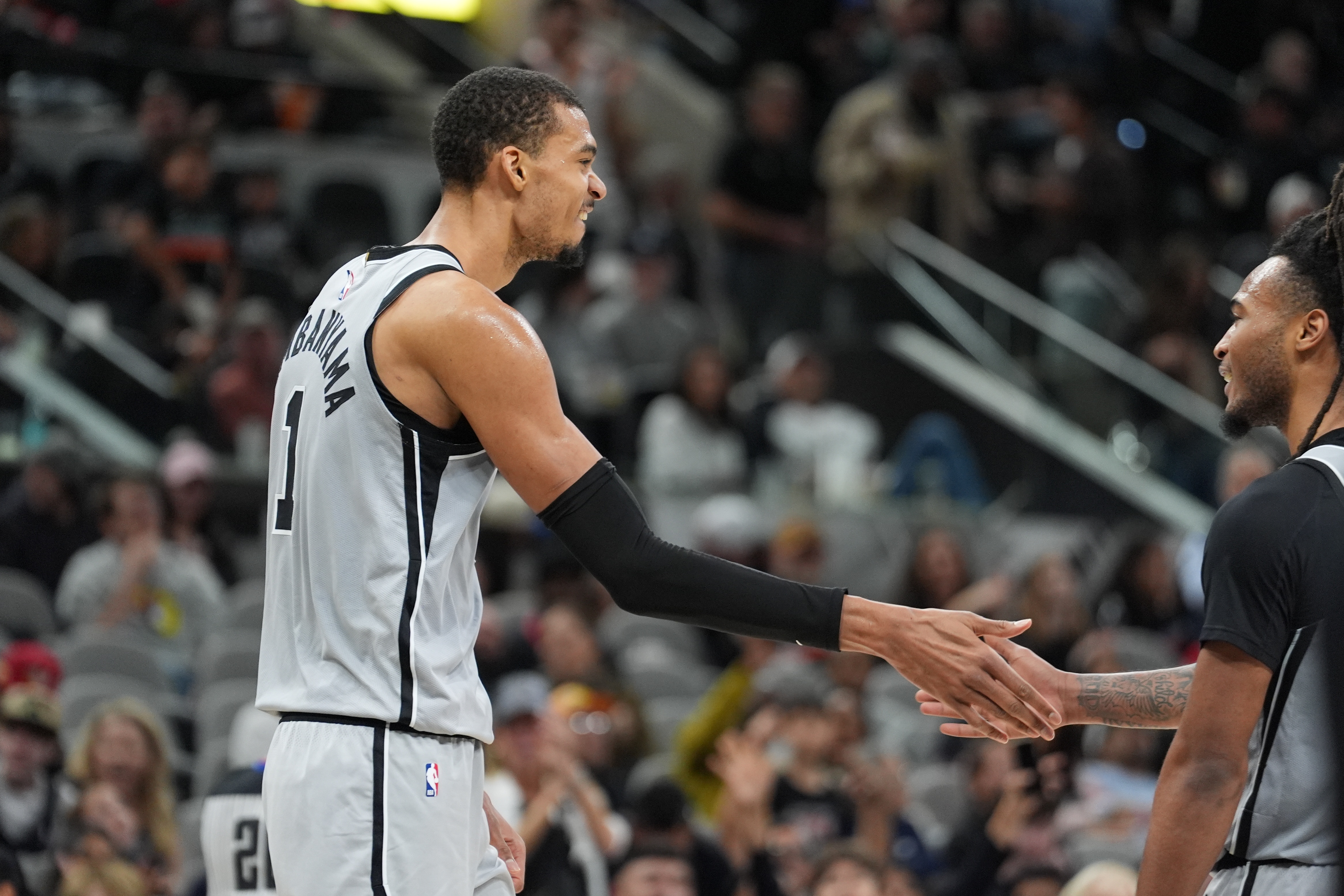 斗球体育官网-米奇:文班移动&防守站位都很好 他看起来状态很不错